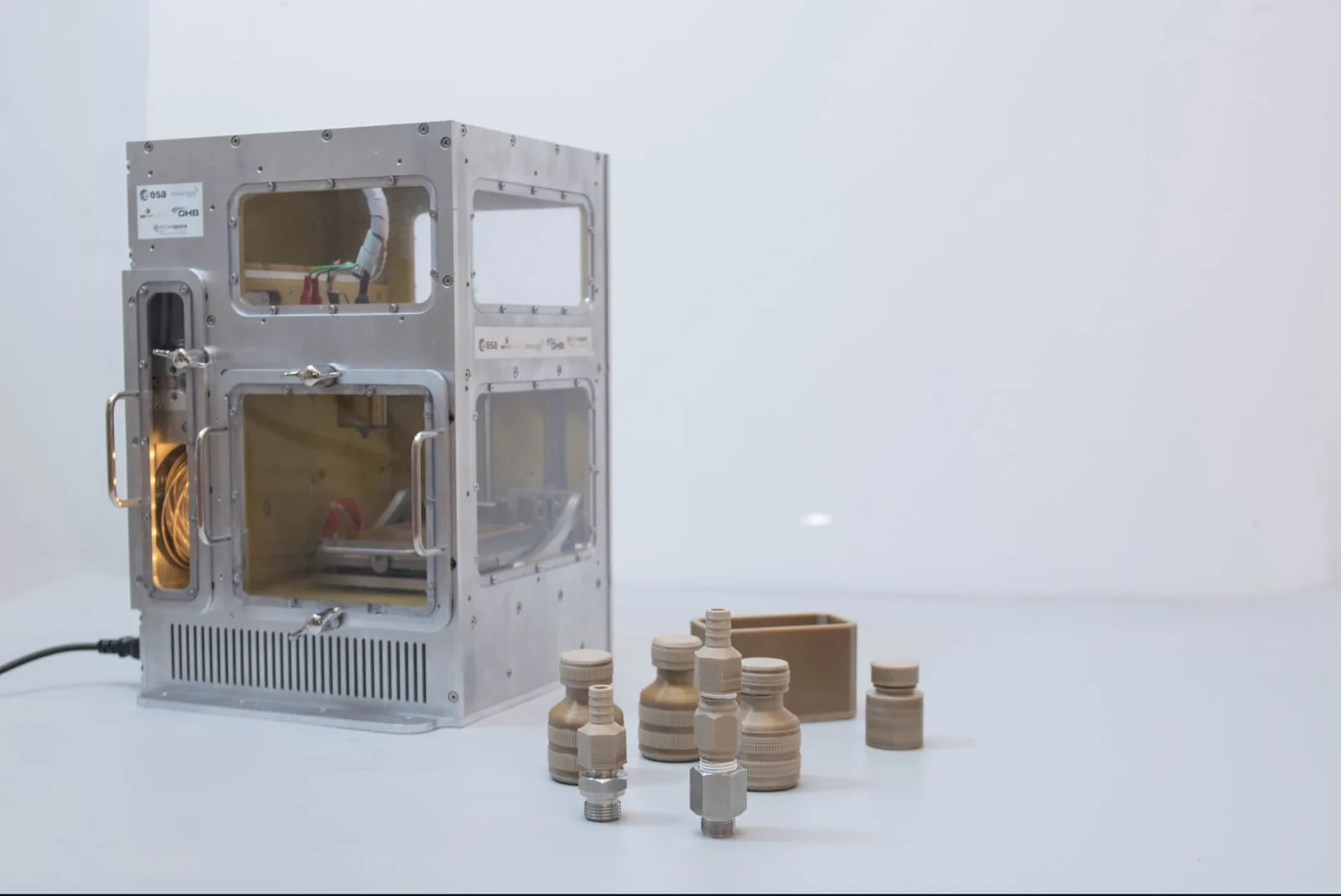 Impressora 3D MELT desenvolvida para a Agência Espacial Europeia, com peças impressas em PEEK