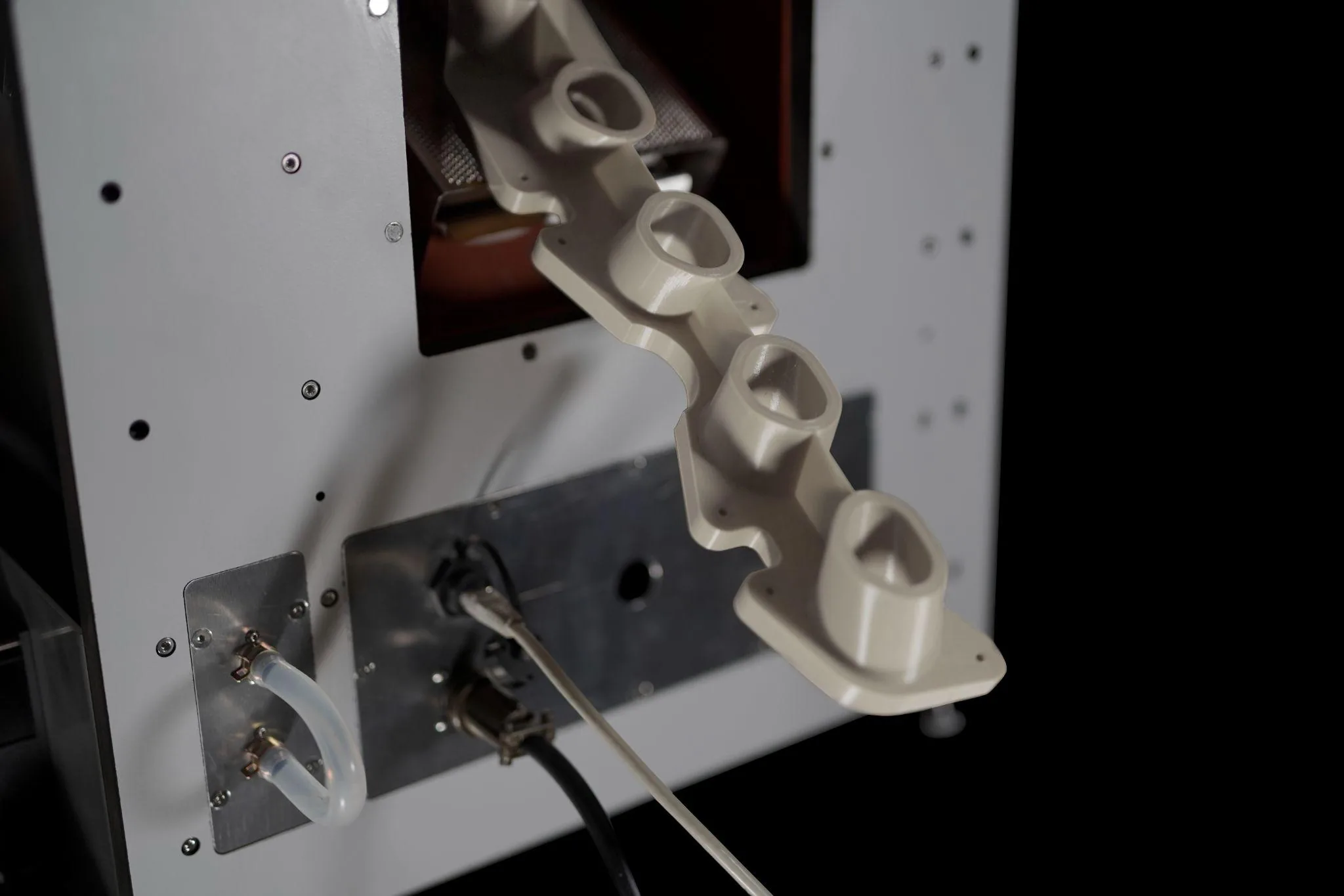 Peça longa em PEEK a sair da impressora 3D IMPERIAL, desenvolvida para a Agência Espacial Europeia
